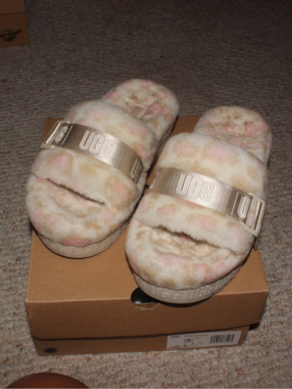 UGG platform fluffita slides